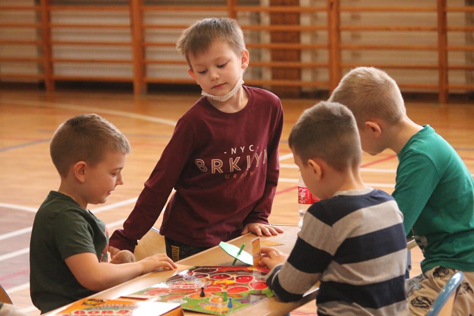 Dzieci grające w gry planszowe