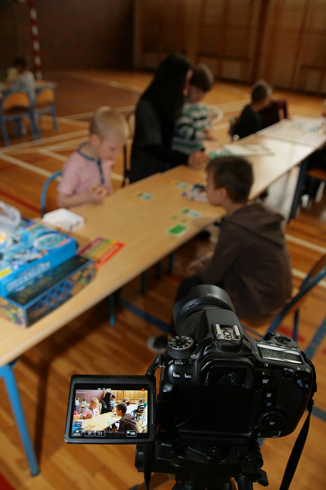 Uczniowie grający w gry planszowe okiem fotografa