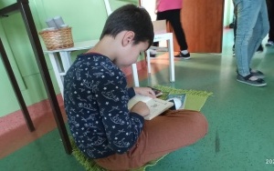 Uczniowie klas młodszych czytający książki na przerwie (3)