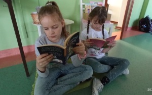 Uczniowie klas młodszych czytający książki na przerwie (4)