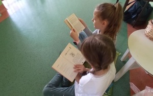 Uczniowie klas młodszych czytający książki na przerwie (5)