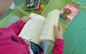 Uczniowie klas młodszych czytający książki na przerwie (2)